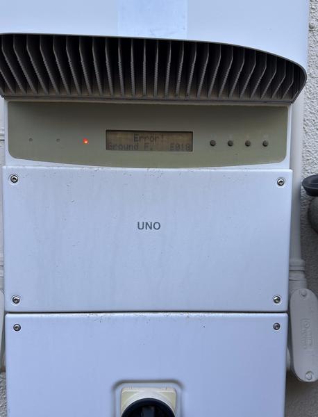 Inverter in fault state with red LED